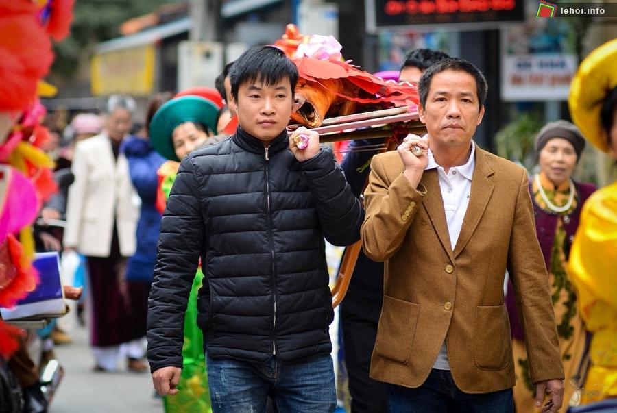Người dân khiêng lễ về chùa