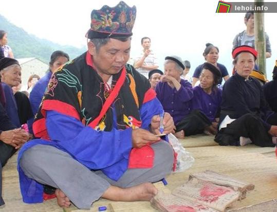 Đầu xuân người dân Cao Bằng nô nức kéo nhau đi xem hội mời Mẹ Trăng