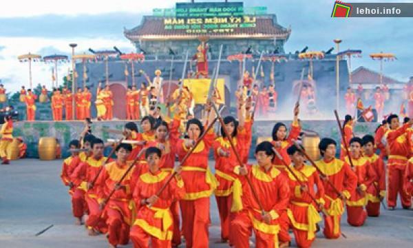 Biểu diễn nghệ thuật trong ngày Hội làng rèn