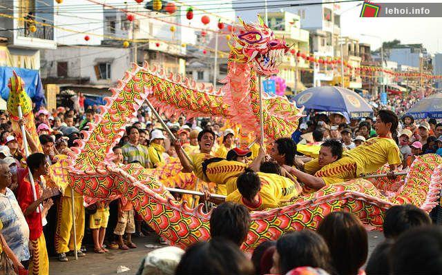 Đoàn múa rồng hoành tráng