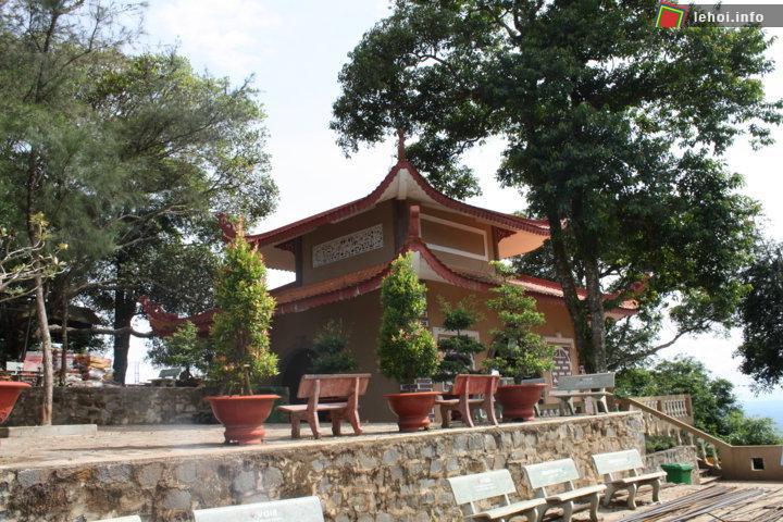 Cận cảnh khuôn viên Miếu Bà