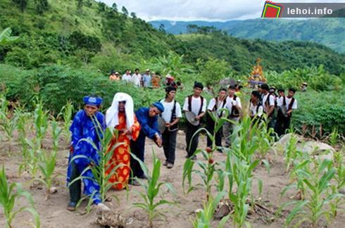 Người dân được ăn uống chè chén no say từ 2-5 ngày