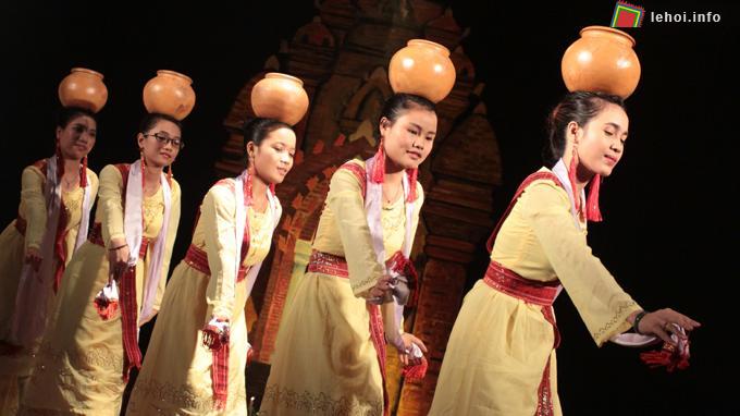 Người biểu diễn là các cô gái Chăm xinh đẹp