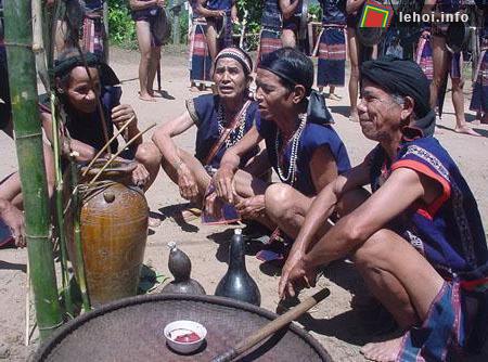 Đàn ông người Ba Na đang quây quần bên ghè rượu cần