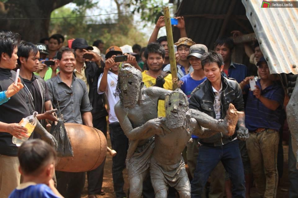 Trong lễ Bỏ Mả có phần múa rối