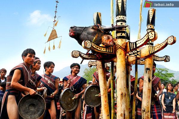 Các chàng trai đồng bào Bahnar đánh cồng chiêng trong lễ đâm trâu
