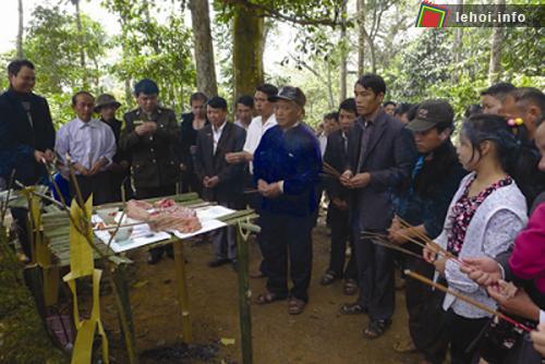 Người Pu péo đang hành lễ trước các vị thần