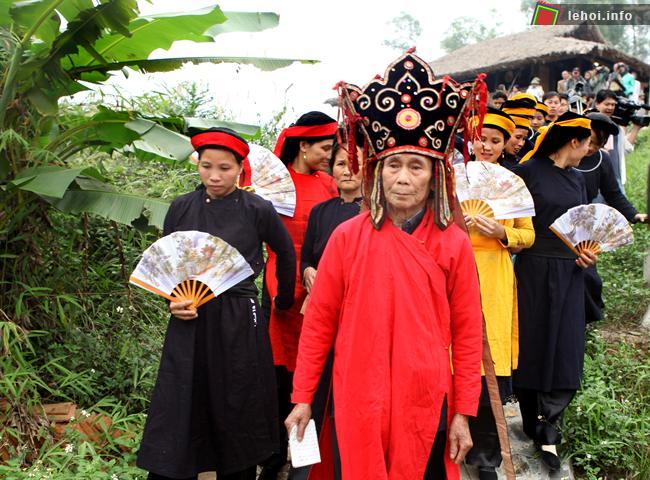 Mục đoàn mẹ trăng và các nàng tiên trăng đang đi lên trời để mời các mẹ trăng và tiên trăng xuống trần gian