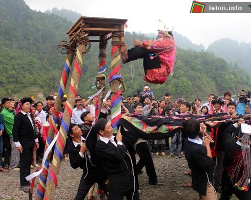 Người con trai Dao đang được làm lễ Tủ Cải