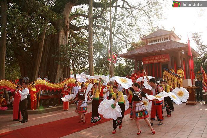 Thanh niên nam nữ trong vùng đang biểu diễn văn nghệ trong lễ hội