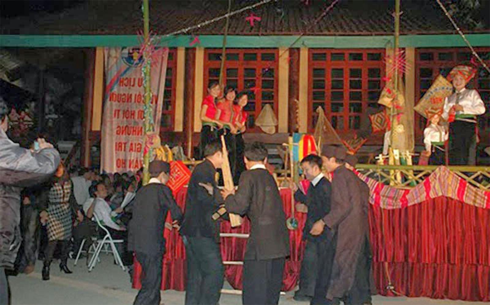 Những chàng trai đang hát đáp lại các cô gái để được lên sàn hoa