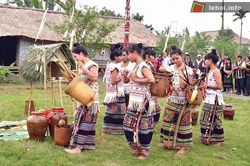Dân làng lần lượt gùi các lễ vật cúng gồm: gà, vịt, rượu để cúng tế
