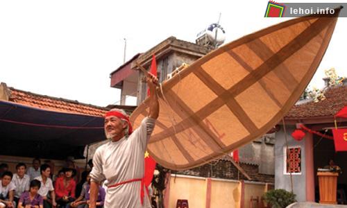 Trước khi diễn ra hội thi diều làng sẽ chọn một người khéo tay nhất để làm chiếc diều lớn nhất