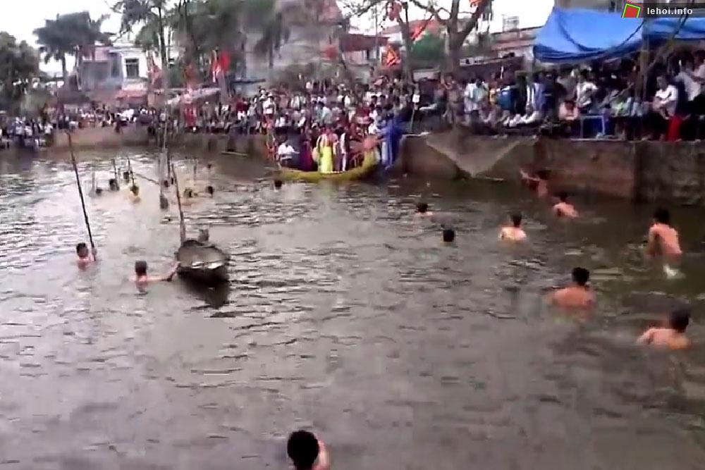Hội đánh bắt cá làng Me diễn ra rất vui vẻ và náo nhiệt