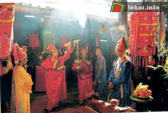 Làm lễ tế tại đình