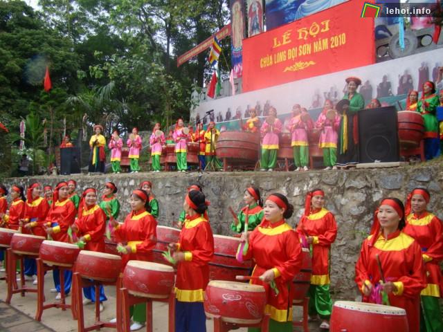 Đoàn múa lâm vàm múa rồng trong lễ rước