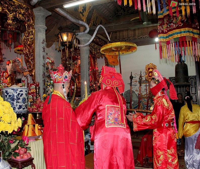 Các vị cao niên đang cử hành nghi lễ
