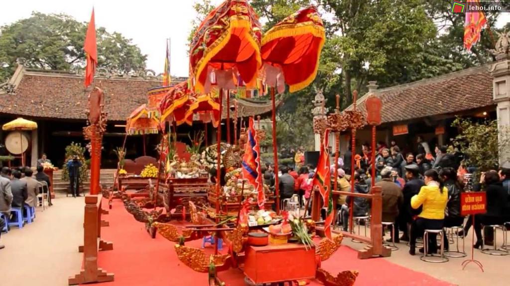 Cứ ba năm một lần lễ hội Đền Và lại được tổ chức với qui mô lớn