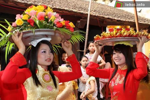 Các cô gái trẻ của làng đội lễ lễ thần
