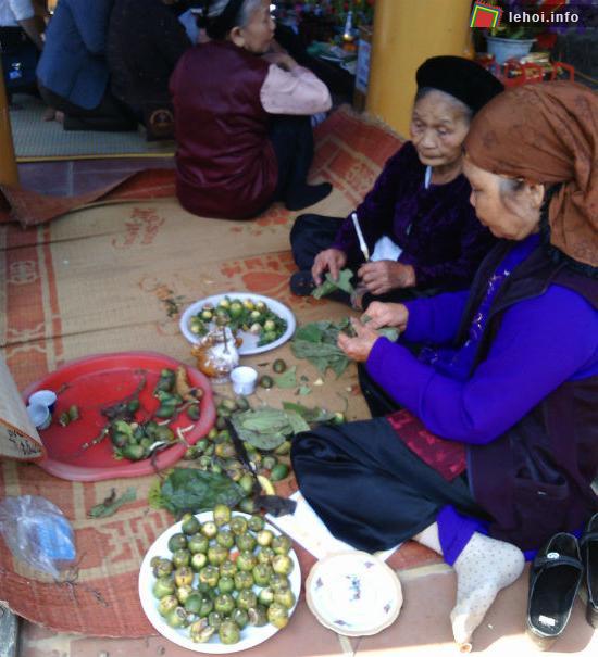 Các cụ bà đang bổ cau tiêm trầu trong ngày hội đền