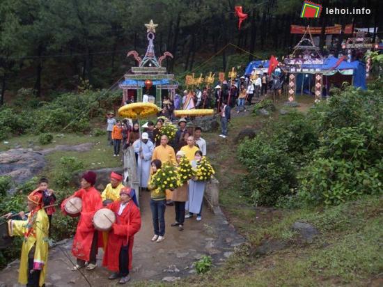 Người dân dâng hương hoa, vật phẩm để làm lễ