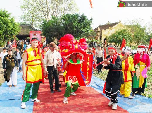 Biểu diễn múa rồng trong lễ hội