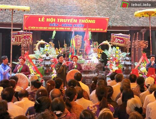 Tiết mục chèo tại sân đền