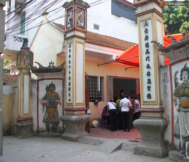 Cổng đền Cống Yên