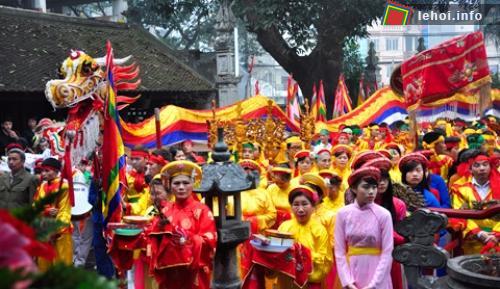 Ban tổ chức hội đang làm lễ trong đình