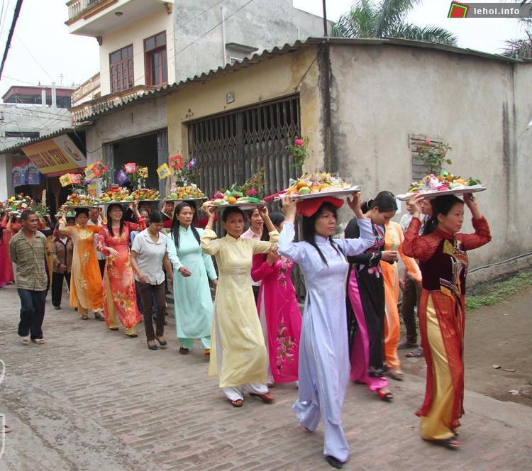 Đội đội lễ của các dòng họ và nhân dân trong làng