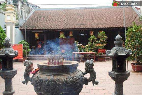 Khuôn viên đình Ứng Thiên