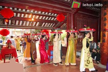 Đội tế lễ nữ đang làm lễ trong Đình