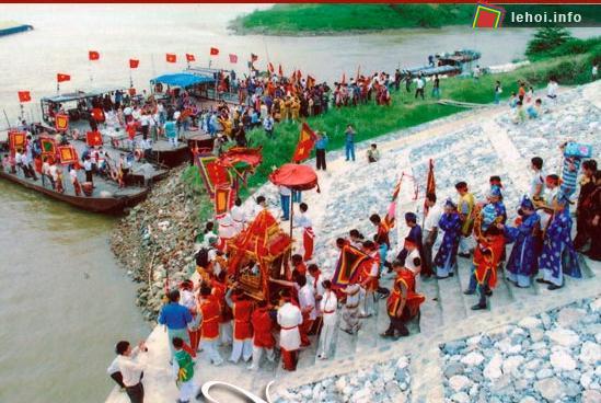 Lễ rước nước trong ngày hội Bát Tràng