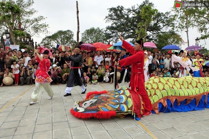 Lễ chém rắn tái hiện điển tích chàng trai họ Hoàng hạ gục loài thủy quái