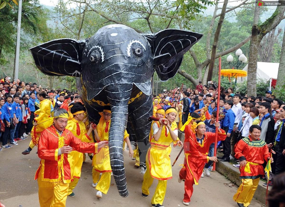 Người dân thôn Dược Thượng rước voi dâng lên Thánh Gióng