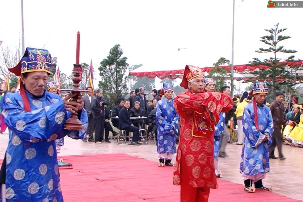 Nghi lễ bái vong Ngài tại ngọn núi Nghĩa Lĩnh