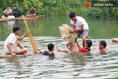 Phần hội thu hút nhiều người tham gia