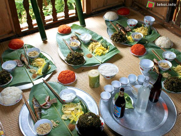 Mâm cơm đe của người Mường Rậm