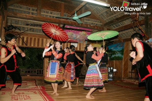 Nam nữ thanh niên múa hát giao duyên