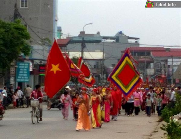 Đoàn rước kiệu Đào nương từ đền Đào nương đến đình làng