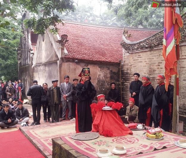 Cụ Trùm đang làm lễ tế