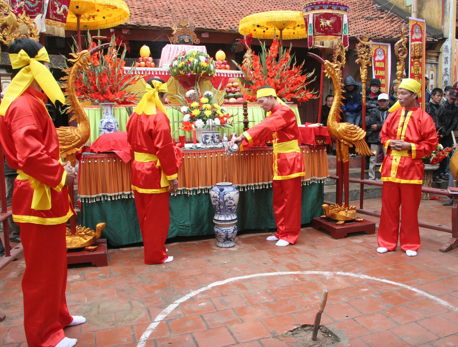 Các vị cao niên trong làng đang tiến hành làm lễ