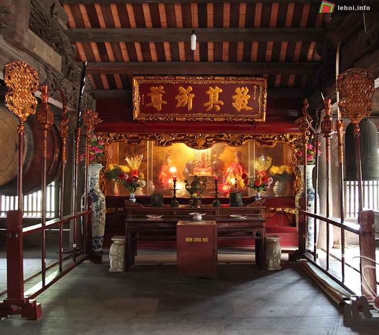 Một gian thờ trong ngôi đình Hàng Kênh