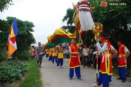 Đội múa Rồng đi trước đoàn rước kiệu