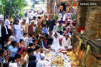 Cảnh lễ hội Tháp Bà
