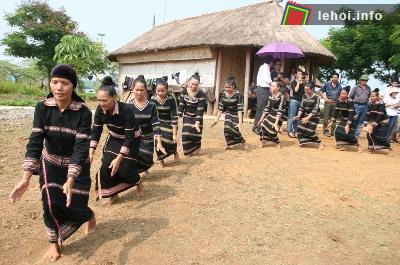 Vật hiến được buộc vào cây nêu - người Giẻ Triêng gọi là cây Gưng từ chiều hôm trước