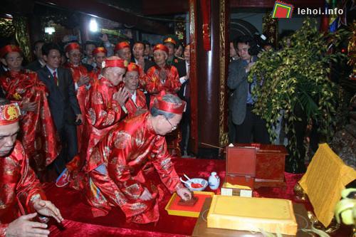 Nghi thức lấy ấn Đền Trần.