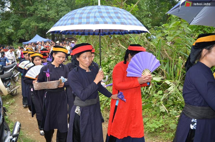 Nàng hai giấu mặt e ấp trong chiếc quạt về lễ hội