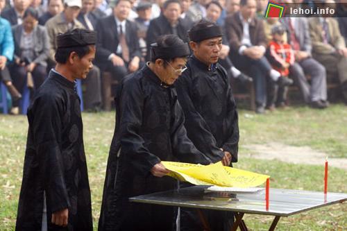 Một nghi thức trong lễ hội Lồng Tồng