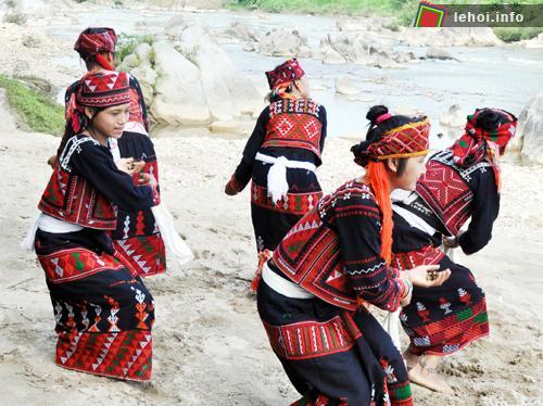 Một điệu múa truyền thống trong Hội hoa chuối